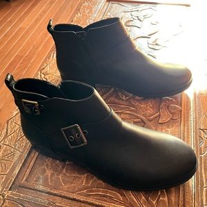 Vionic ankle boots. Black leather